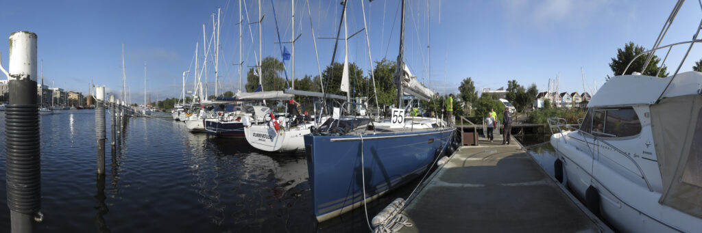 Steg und Segelyachten im Hafen von Greifswald