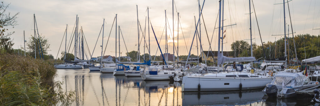 Boote im Sonnenuntergang